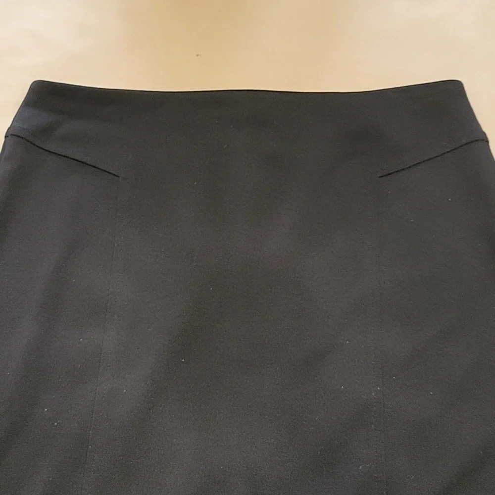 LOFT Size 2 Black Pencil Skirt, Back Zipper Closure, Excellent Used Condition